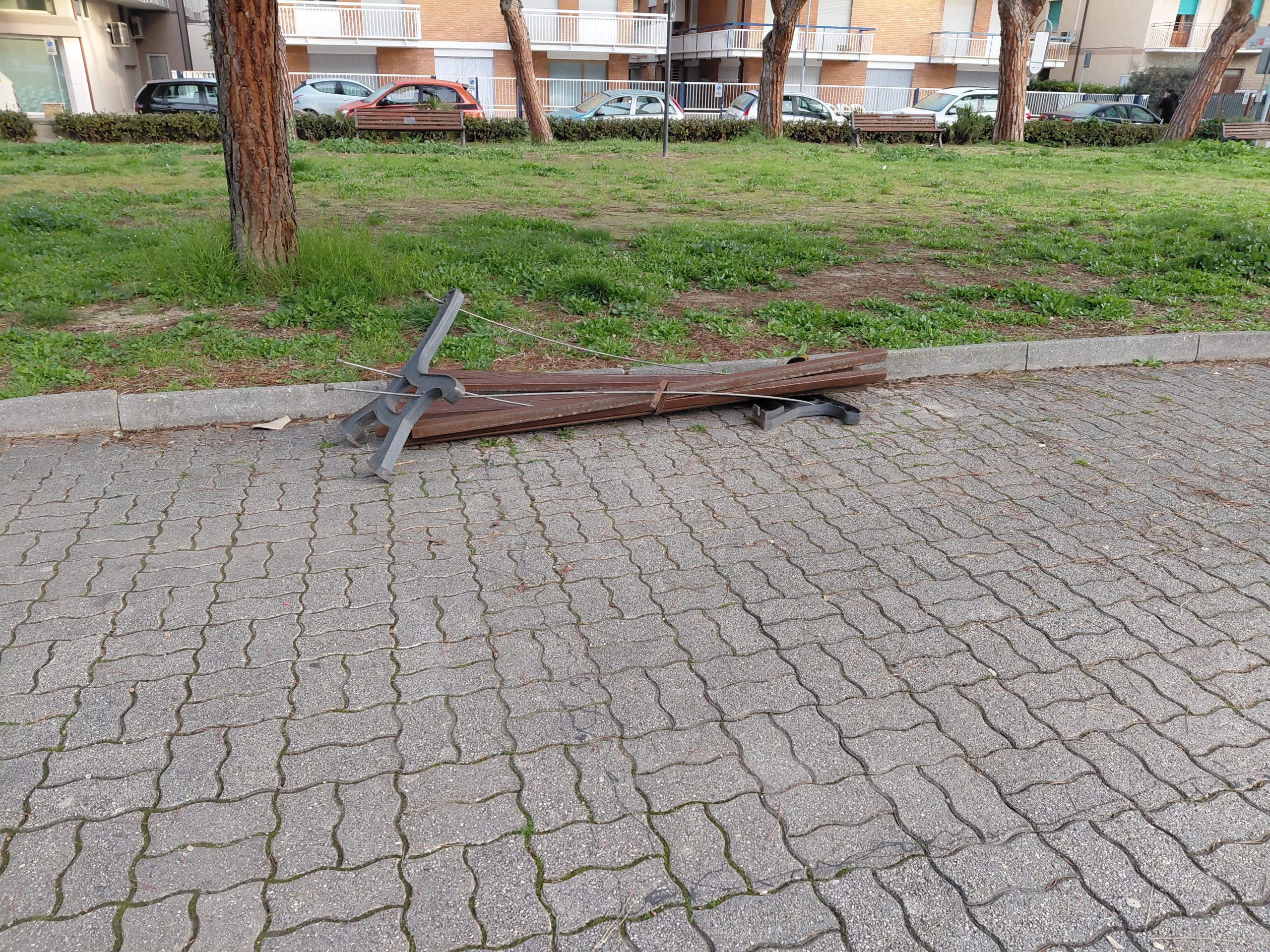 Panchina divelta ed abbandonata a piazza Torino. «Pericolosa per i bambini, il Comune intervenga»