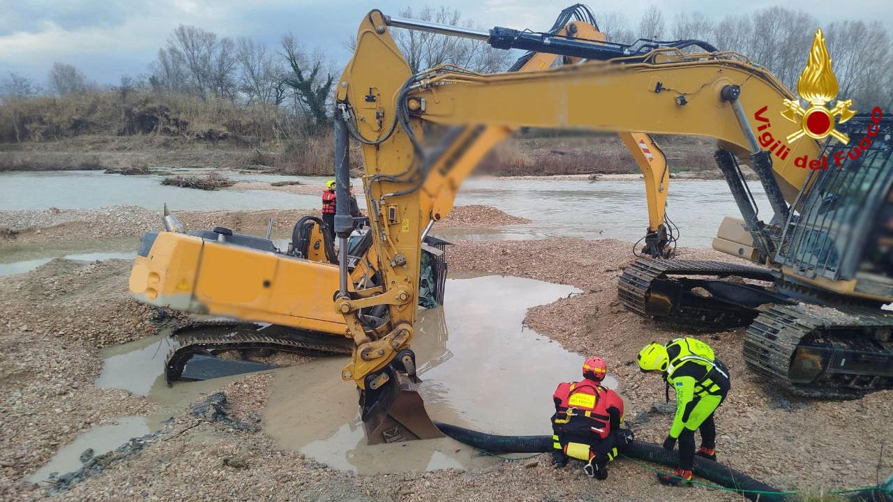 Escavatore resta impantanato nel greto del fiume Chienti, intervengono i vigili del fuoco