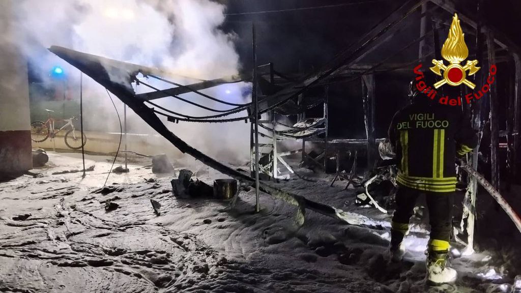 Incendio in una rimessa, distrutte due motociclette