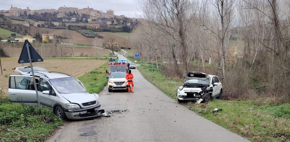 Schianto tra due auto: soccorse tre persone