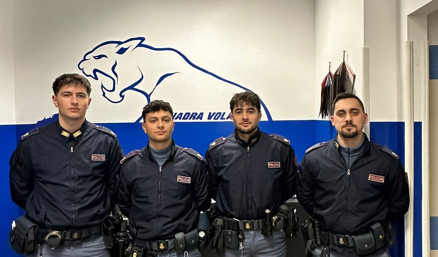 Ubriaca rischia di essere investita dalle auto in corsa, salvata dalla Polizia