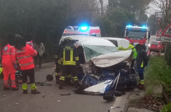 Rocambolesco incidente sulla Faleriense, due feriti: un automobilista estratto dalle lamiere