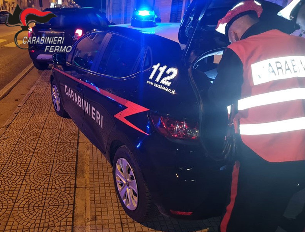 Aggredisce un uomo e gli ruba il cellulare, i carabinieri incastrano il malvivente. Denunciato anche un giovane per il furto di una collana