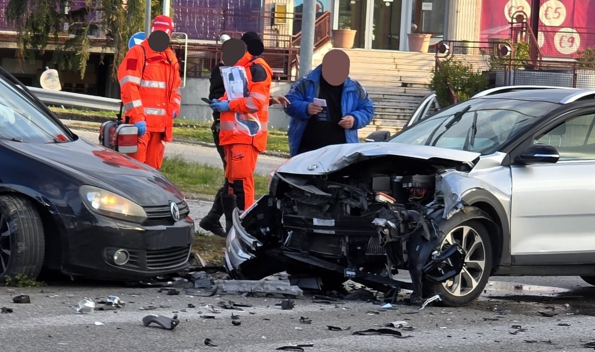 Impatto tra due auto a Magliano. A Fermo furgone fuori strada