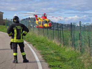 Precipita dal terzo piano, ragazzo soccorso dalla Croce verde e trasportato a Torrette con l’eliambulanza