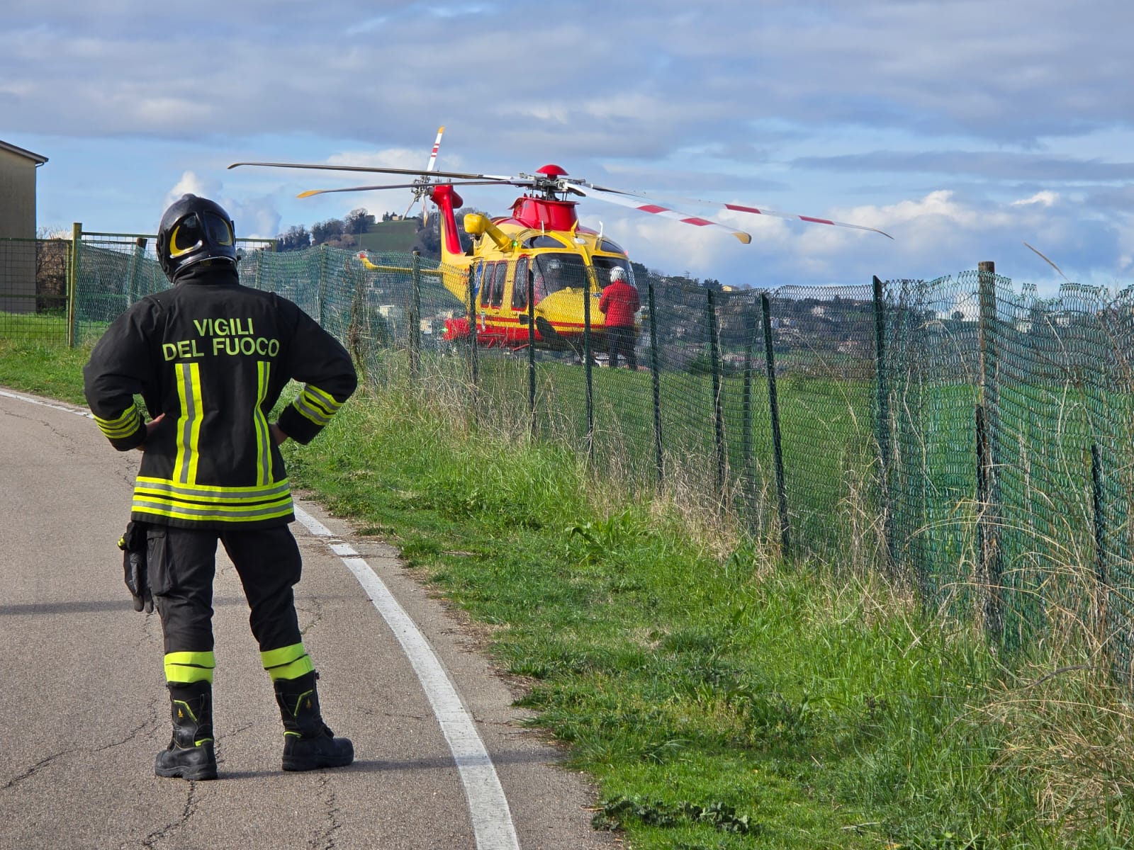Precipita dal terzo piano, ragazzo soccorso dalla Croce verde e trasportato a Torrette con l’eliambulanza