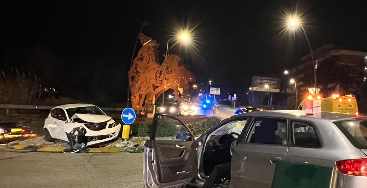 Schianto a Santa Petronilla, un’auto finisce nella rotatoria