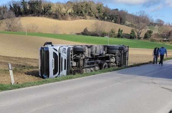 Camion finisce fuori strada e si ribalta lungo la Valdete