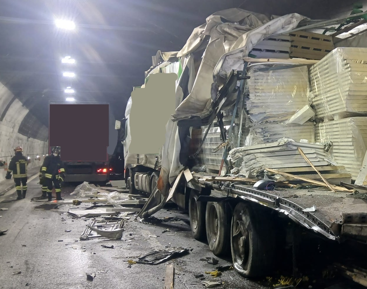 Pauroso schianto tra due camion in galleria, code e rallentamenti in A14 (Le Foto)