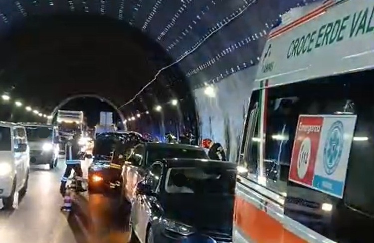 Tamponamento a catena in galleria, quattro veicoli coinvolti: tre feriti (Le Foto)