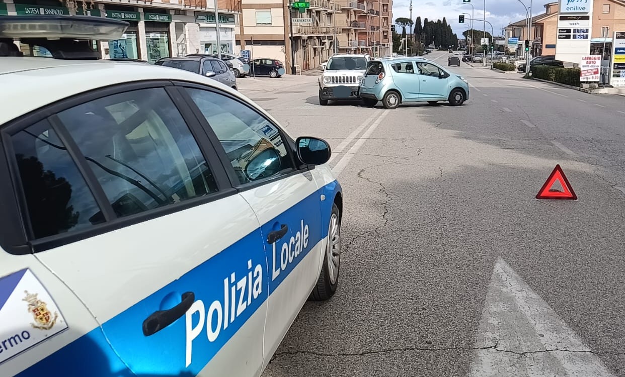 Impatto tra due auto in viale Trento, arriva la Polizia locale