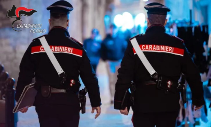 Aggrediscono un uomo a Lido Tre Archi, incastrati dalla videosorveglianza: denunciati dai carabinieri