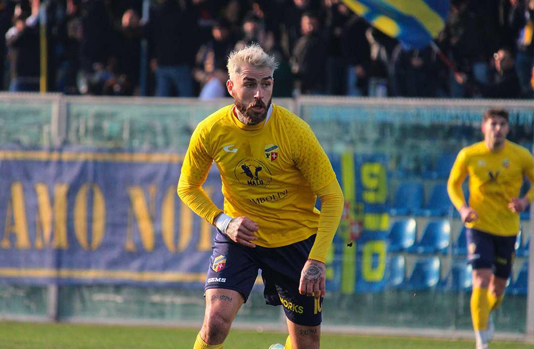 Fermana (quasi) eroica ma il Montecchio la vince nel finale: sorpasso in vetta