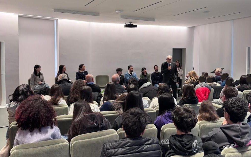 Violenza di genere, con il prefetto D’Alascio ad Amandola la sensibilizzazione “Oltre lo sguardo”