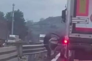 Code in A14, automobilista e camionista arrivano alle mani