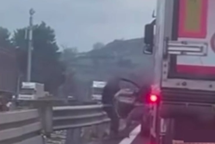 Code in A14, automobilista e camionista arrivano alle mani