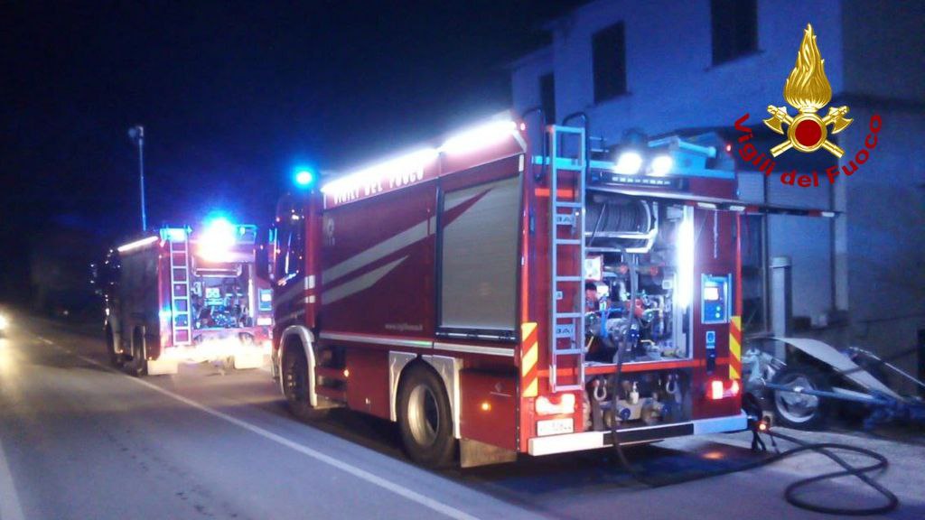 Fiamme nel garage, incendio domato dai Vigili del fuoco