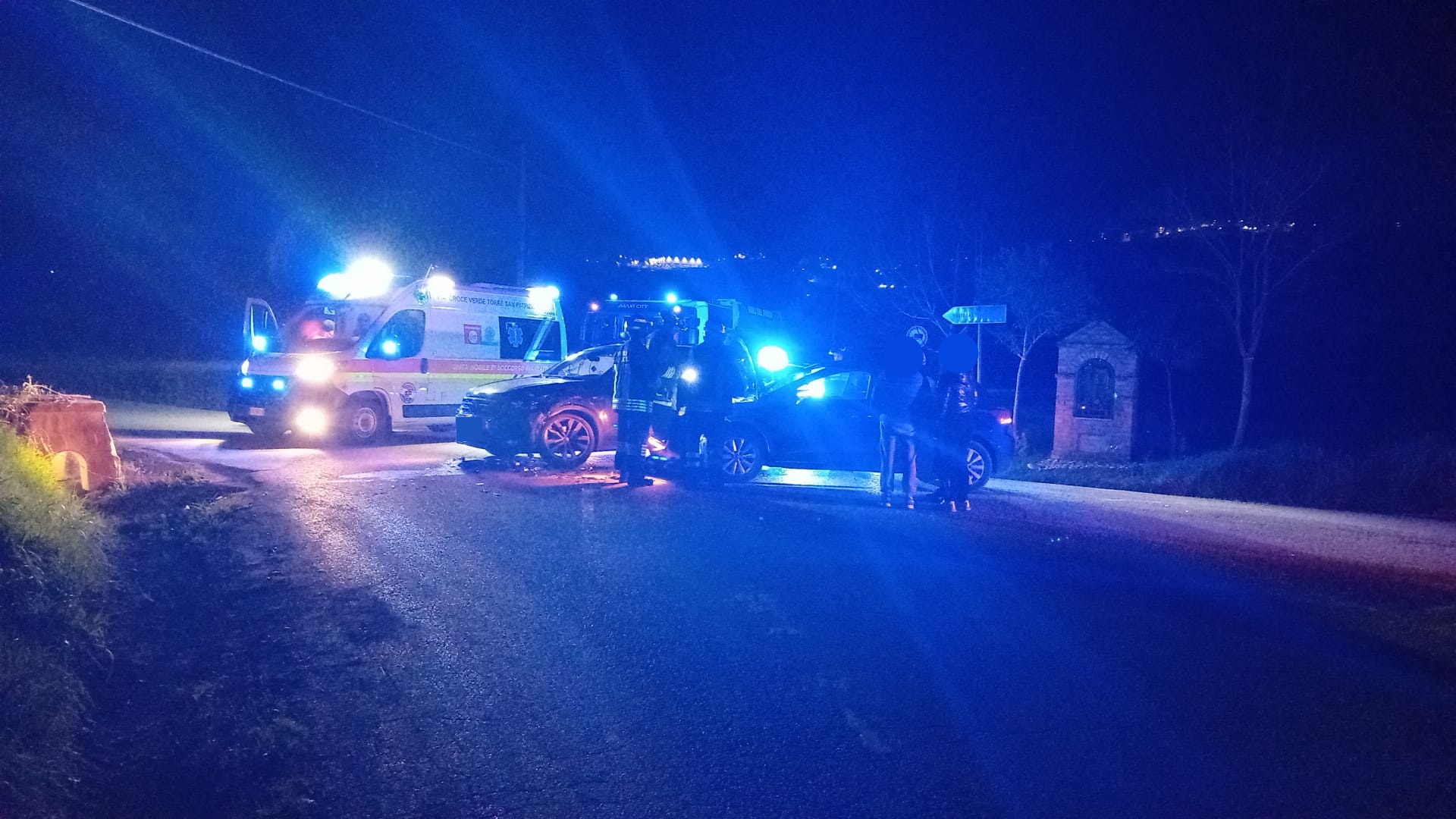 Impatto tra due auto, soccorso anche un bambino