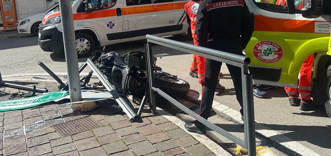 Schianto all’incrocio con la Statale, soccorso un motociclista. Allertata l’eliambulanza (Le Foto)