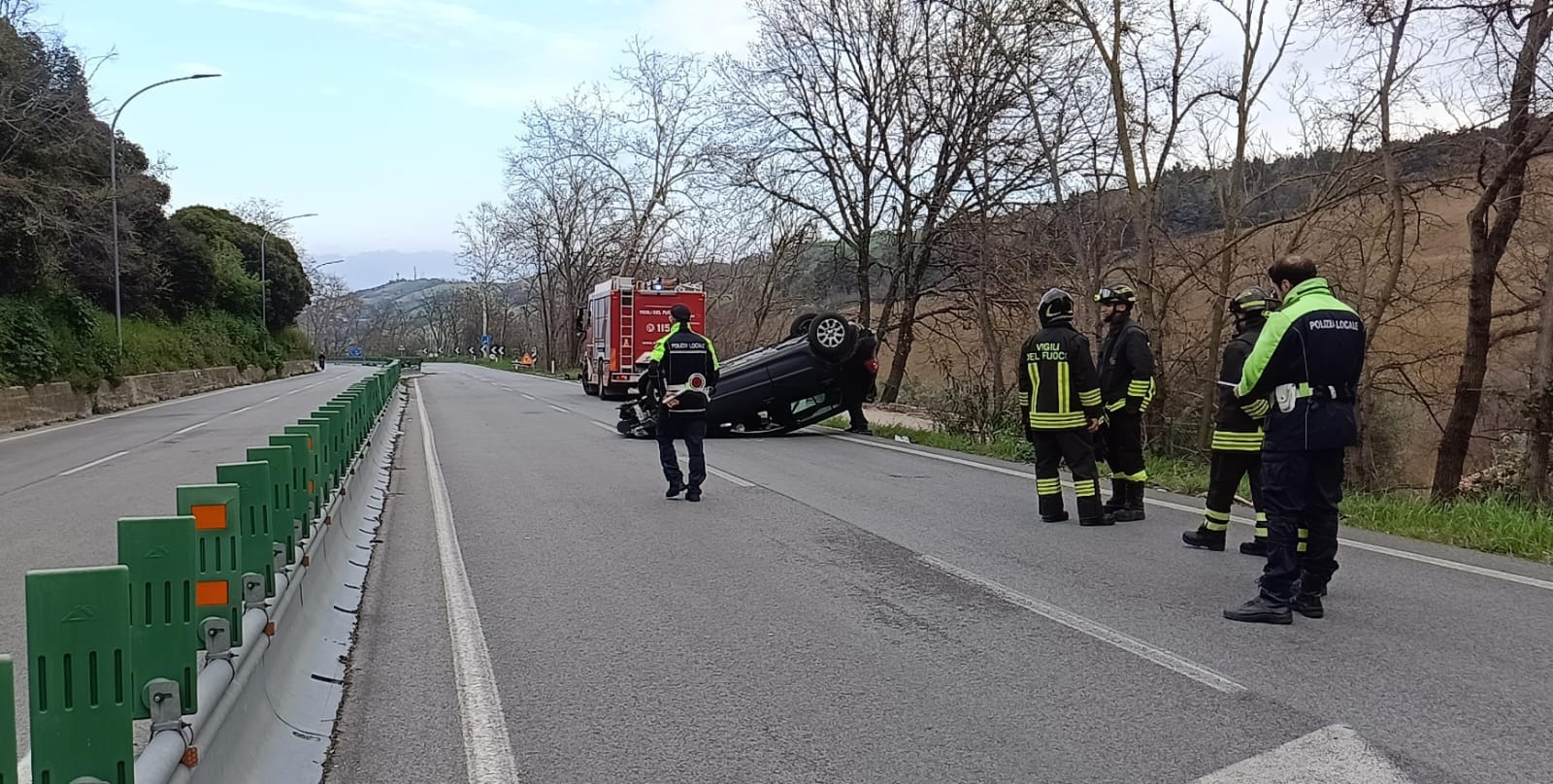 Auto si ribalta sulla strada Fermana: arrivano 118, Vigili del Fuoco e Polizia locale