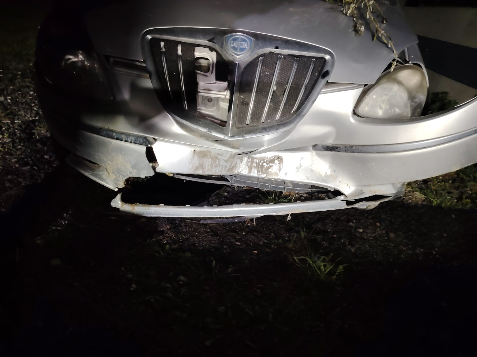 Vola fuori strada con l’auto, paura per una donna