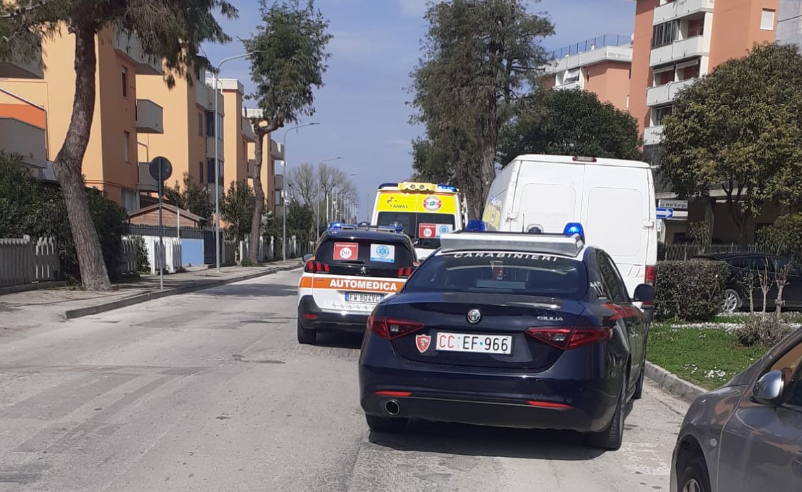 Grida e paura, scatta l’sos da Lido Tre Archi: arrivano 118, forze dell’ordine ed eliambulanza. Un uomo trasportato a Torrette