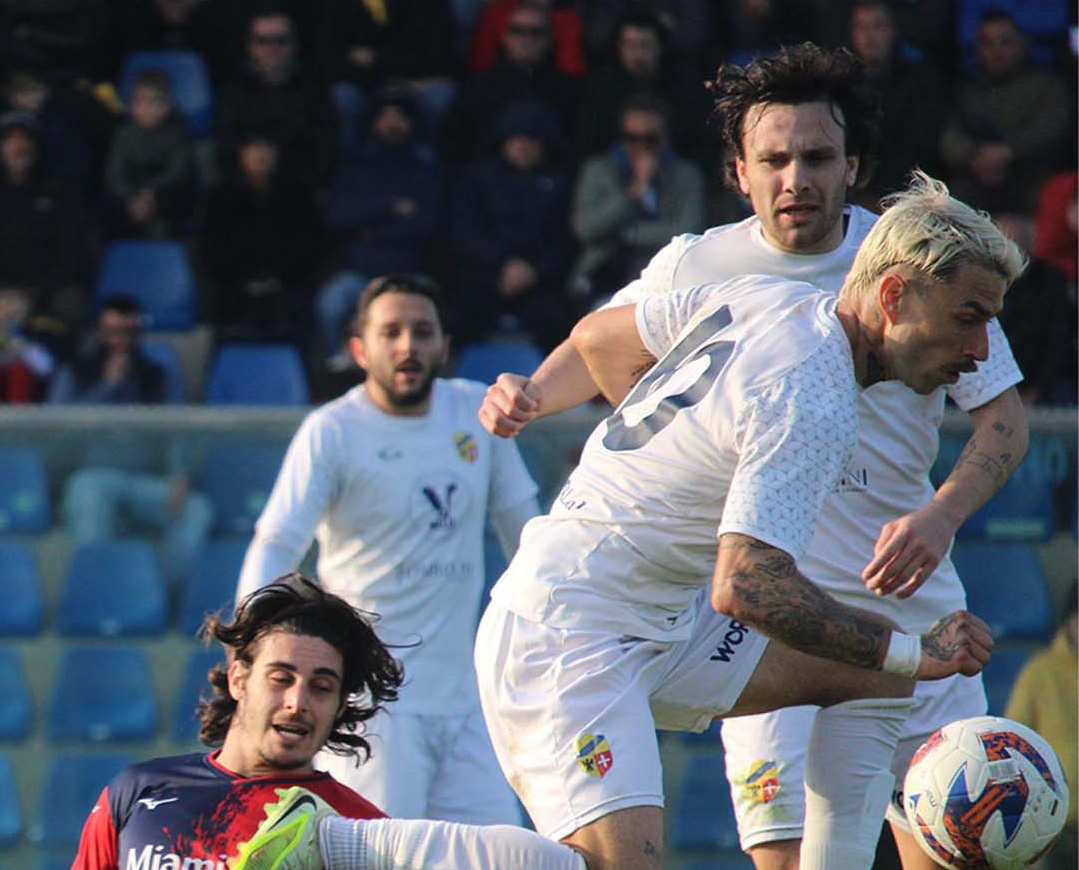 L’inseguimento della Fermana fa tappa a Matelica, il Montegranaro a Montefano