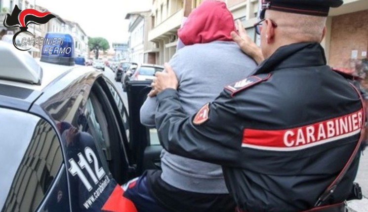 Dà in escandescenza contro una guardia giurata e minaccia i carabinieri, in mano una chiave telescopica: denunciato