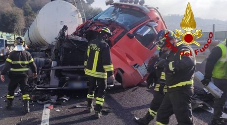 Impatto tra due autoarticolati sull’A14, code tra Grottammare e Pedaso