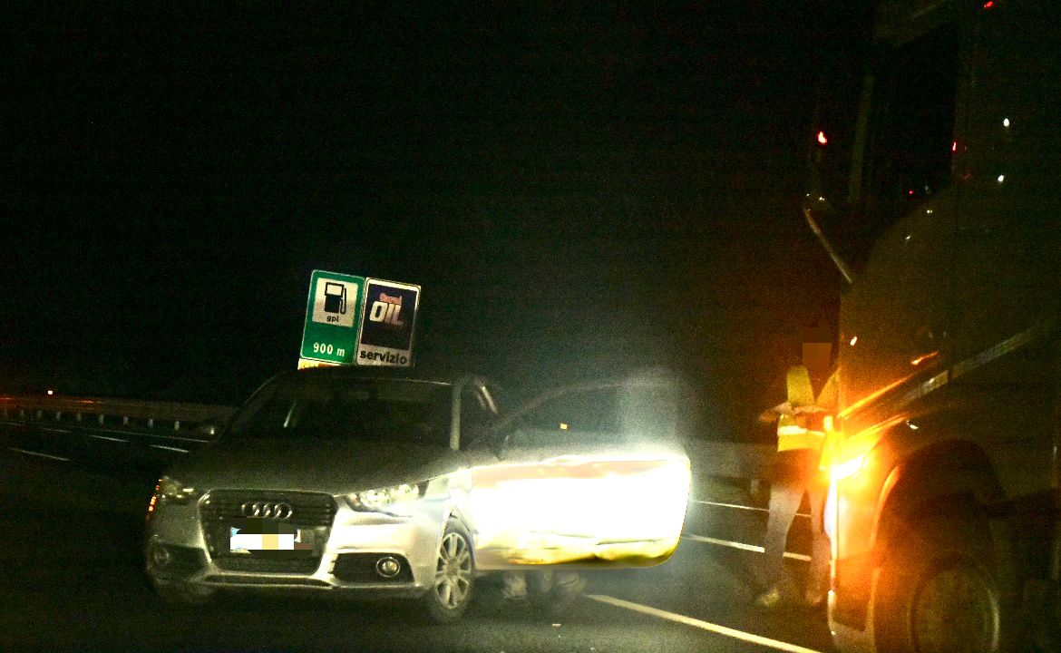 Collisione tra auto e tir lungo l’A14. In ospedale una donna