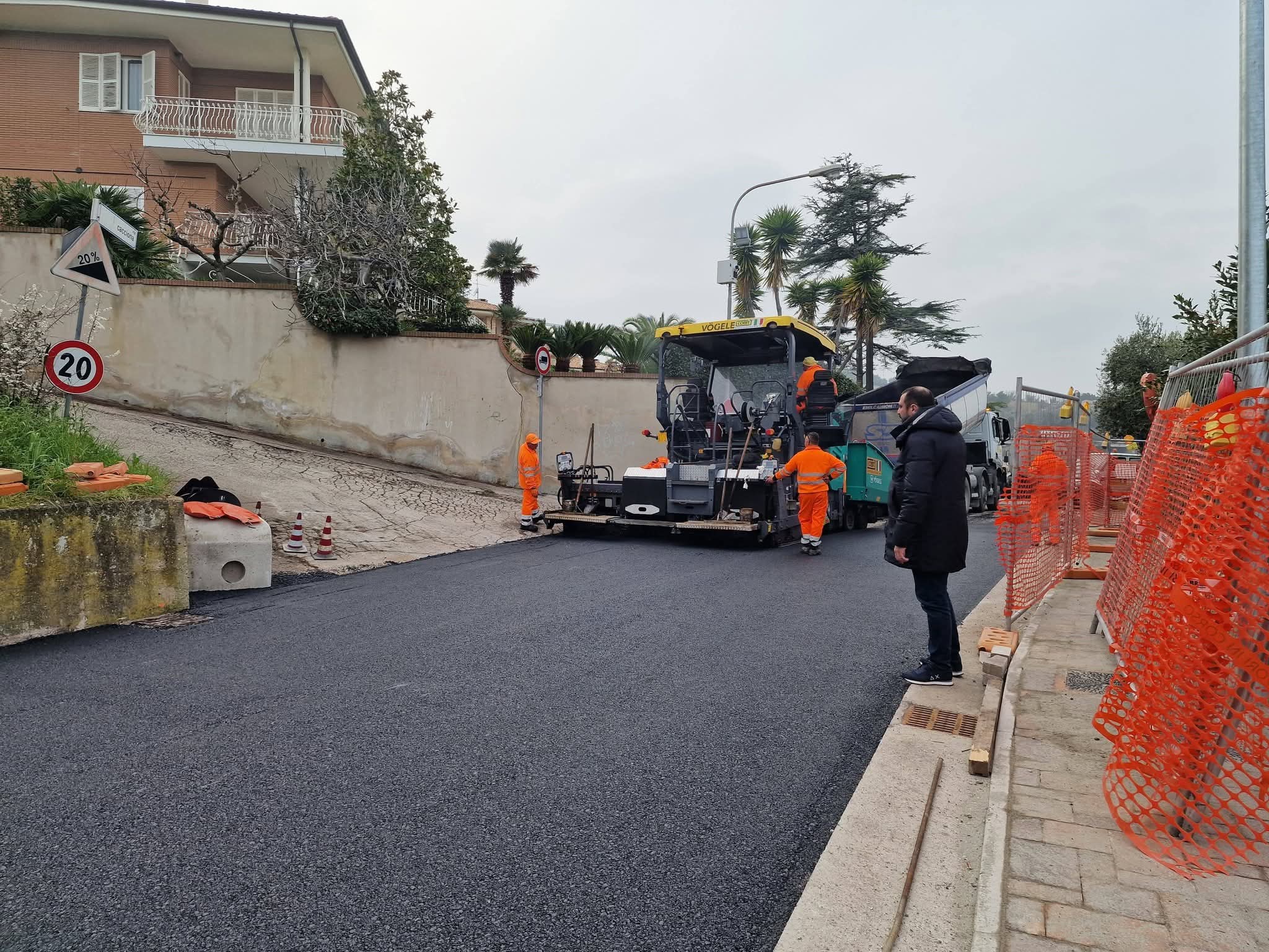 Quasi completati i lavori in via Michelangelo. Senzacqua: «Strada aperta già nel weekend»